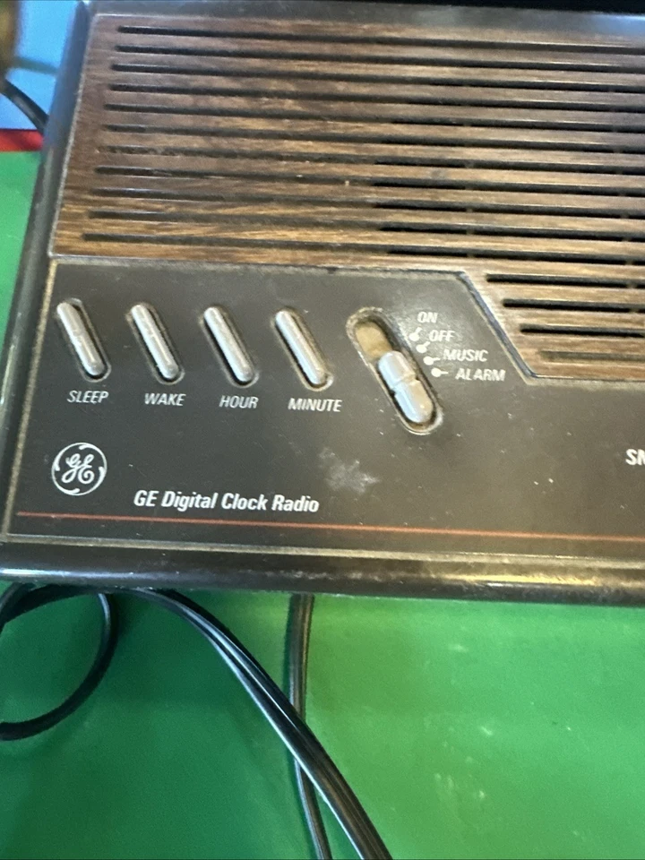 Radio Reloj Despertador GE De Colección 7-4612B AM/FM Pantalla Roja Imitación Grano Madera FUNCIONA Foto 2 de 4