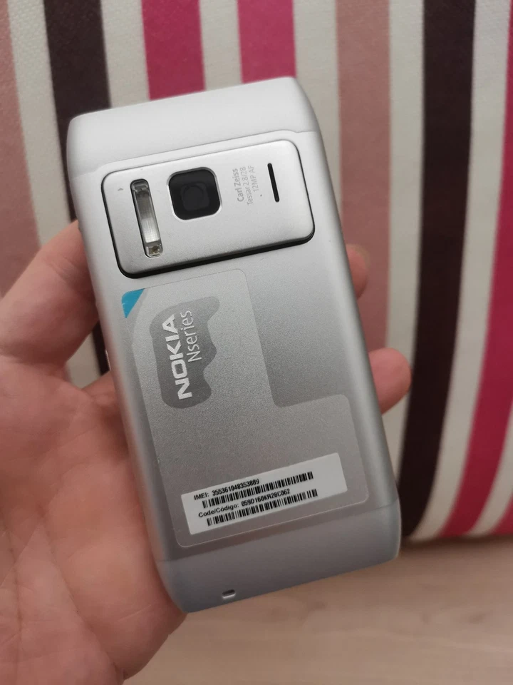 Teléfono Móvil Nokia N8 Pantalla Táctil 3.5" - Cámara 12MP, ROM 16GB, WIFI 3G BT Foto 3 de 4