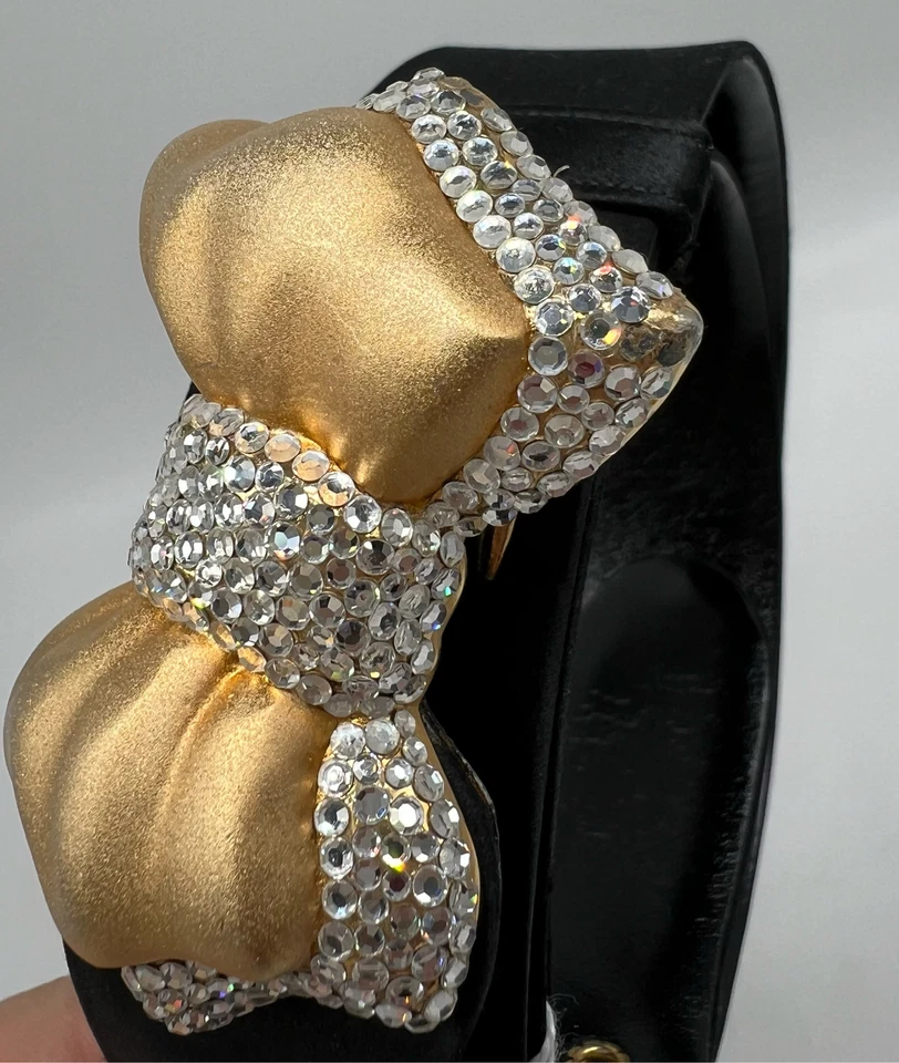 Judith Leiber Cinturón Negro Satinado Tono Dorado Cristal Embellecido Arco Hebilla Foto 3 de 4
