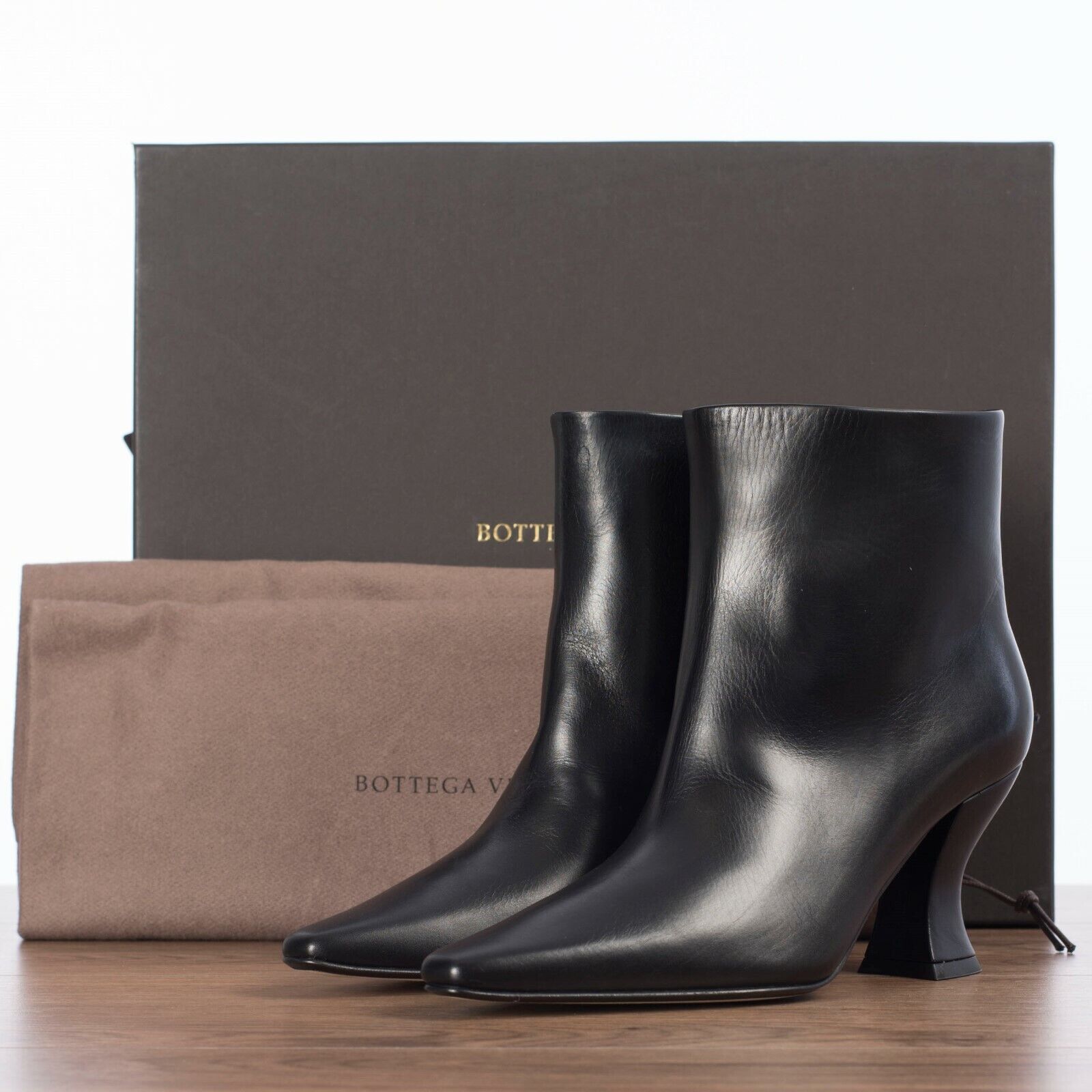 BOTTEGA VENETA 990$ Black Leather Ankle Boots - Curved Heel