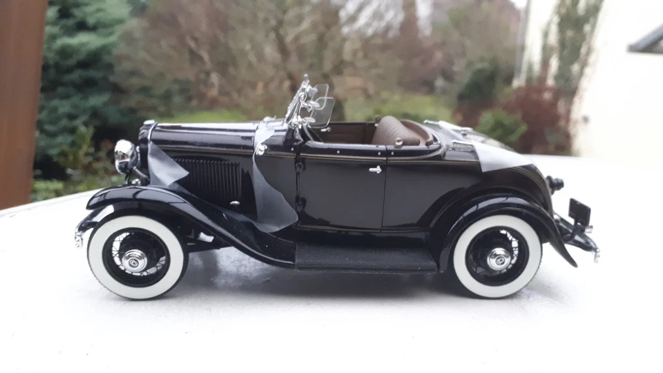 Danbury Mint 1932 Ford V8 DeLuxe Roadster, L.E. 1:24, mint in box - Bild 2 von 4