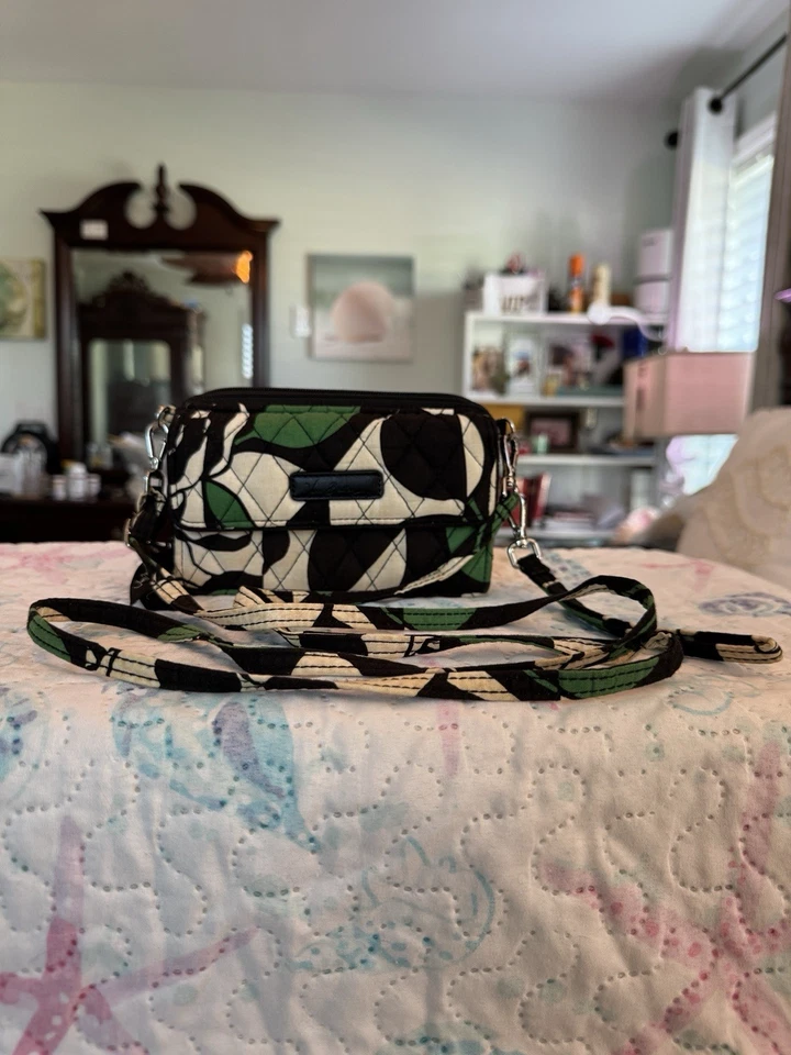 Cartera Vera Bradley Floral Acolchada Cremallera Ranuras para Tarjetas con CORREA BANDOLERA Foto 3 de 4