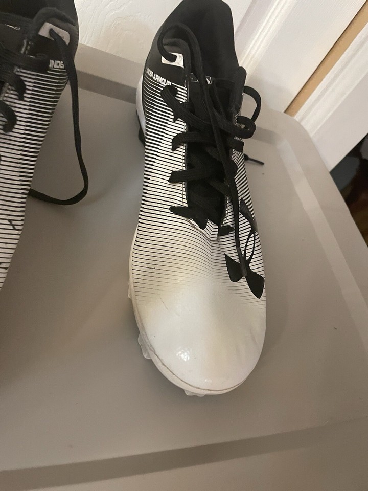 Under Armor Baseball Shoes Men's Size 10.5 White and Black Cleats Size