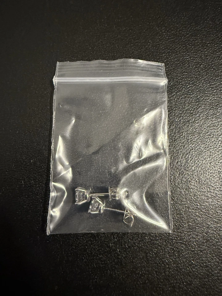 Aretes de diamantes de corte redondo de 5 mm en oro blanco Foto 2 de 3