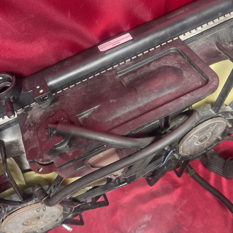 ☑️ 01-05 LEXUS IS300 РАДИАТОР ДВИГАТЕЛЯ С ОХЛАЖДАЮЩИМ ВЕНТИЛЯТОРОМ МОТОР КОЖУХ РЕЗЕРВУАР OEM - Изображение 4 из 4