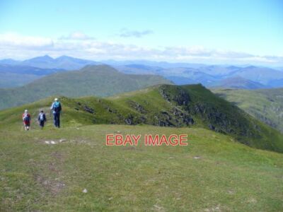 FOTO AUF BEN LEDI BERGWANDERER VERLASSEN DEN GIPFEL IN RICHTUNG TH