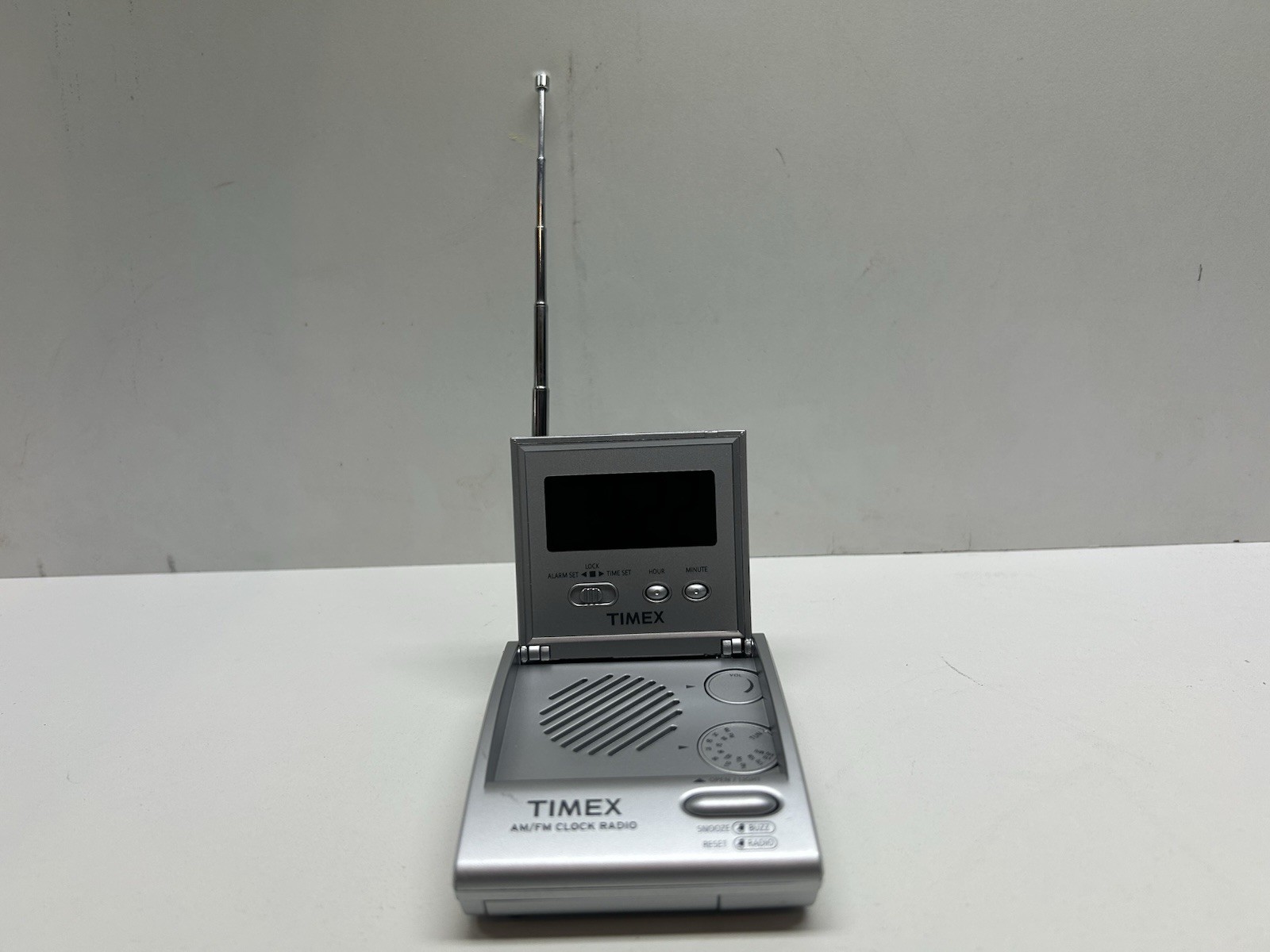 Vintage Timex Flip Up Travel Alarm Clock Radio T315S working