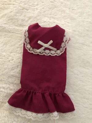 Barbie Genuine Fashion,, Vintage Kleid in Dunkelrot mit Spitze in Weiß“! - Bild 1 von 3