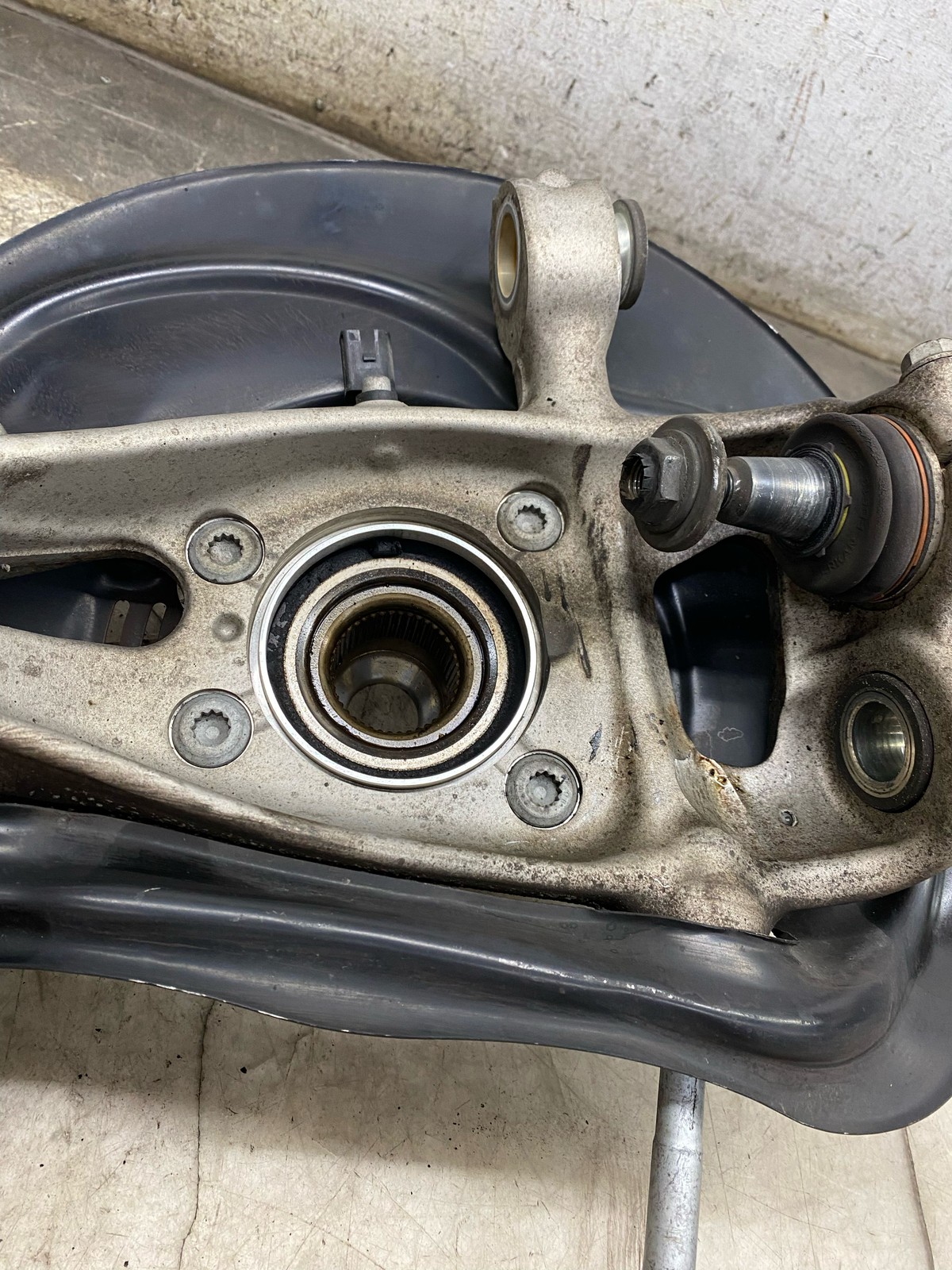 2015-2020 BENTLEY BENTAYGA OEM FRONT RIGHT SPINDLE KNUCKLE W/ WHEEL HUB *109K*