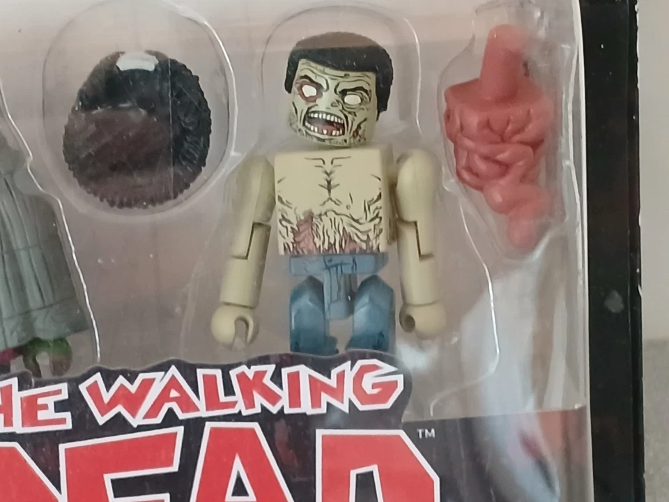 The Walking Dead Mini Mates - Michonne con capucha y zombi rastreador Foto 3 de 4