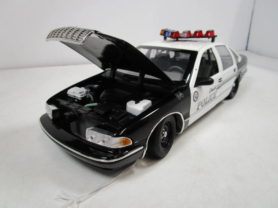 UT MODELS 1/18 GLENDALE POLICE 1996 CHEVY CAPRICE USED NICE *MISSING PARTS* - Image 4 of 4