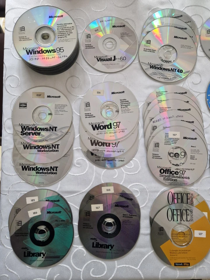 Lotto 76 CD software Microsoft vintage originali Windows 95 NT Office Visio ecc. - Immagine 2 di 3
