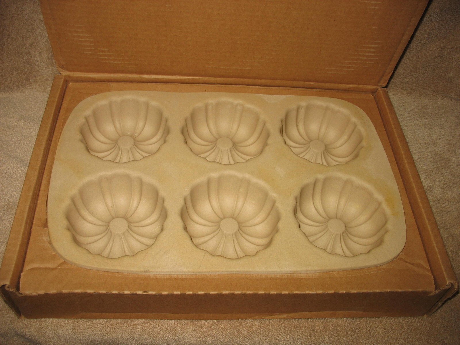 THE PAMPERED CHEF STONEWARE MINI FLUTED BUNT PAN SET (6) OPEN BOX