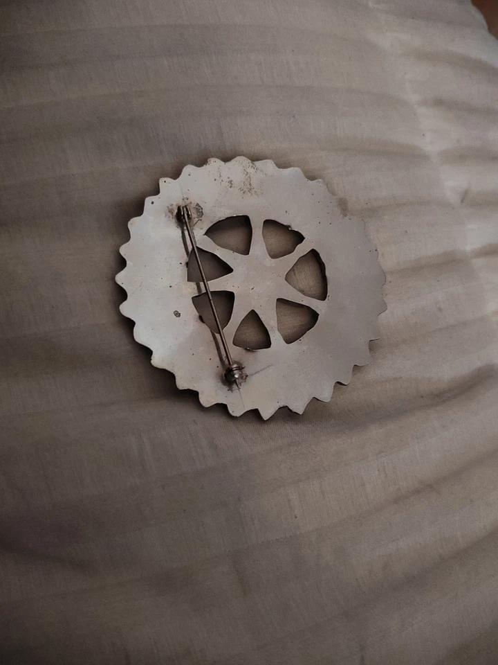 ANTIGUO BROCHE PRENDEDOR nativo americano Zuni turquesa y coral rojo pequeño punto. Foto 4 de 4