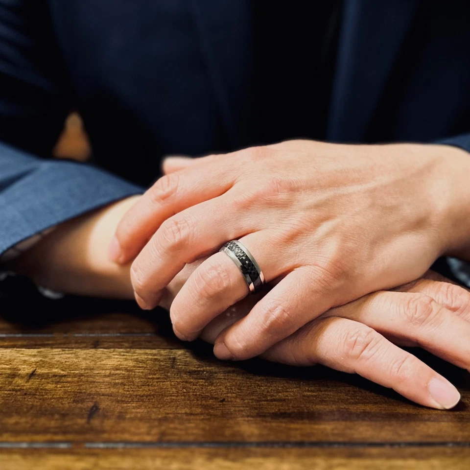 Anillo de alianza de boda de titanio negro a rayas de fibra de carbono ajuste cómodo para hombre talla 5-13 Foto 3 de 4