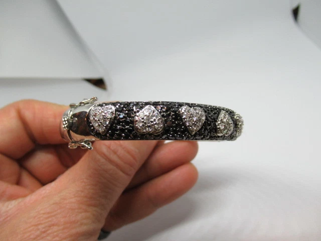 Pulsera brazalete bisagras de acero inoxidable para mujer con 7 corazones. Foto 3 de 4