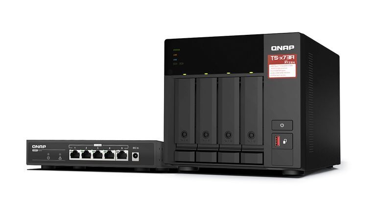 QNAP TS-473A + QSW-1105-5T Bundle Pack NAS Tower Collegamento ethernet LAN Nero