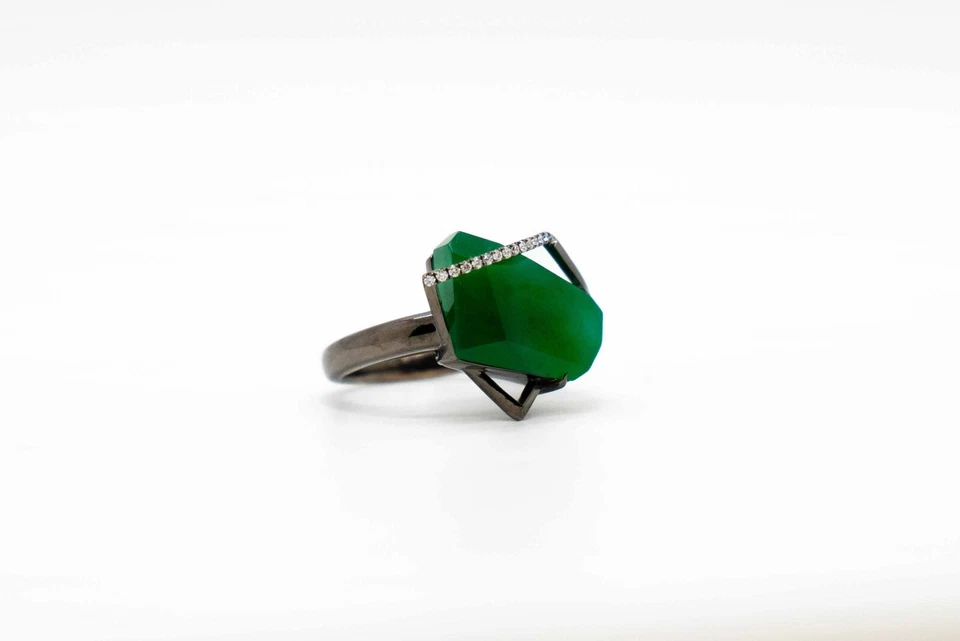 Conjunto de anillo y pendientes de diamantes y jadeíta negro de rodio de oro de 18k Foto 4 de 4