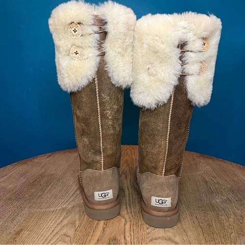 Stivali UGG sopra il ginocchio Bailey bottoni shearling castagno scuro donna taglia 8 - Foto 13 di 13