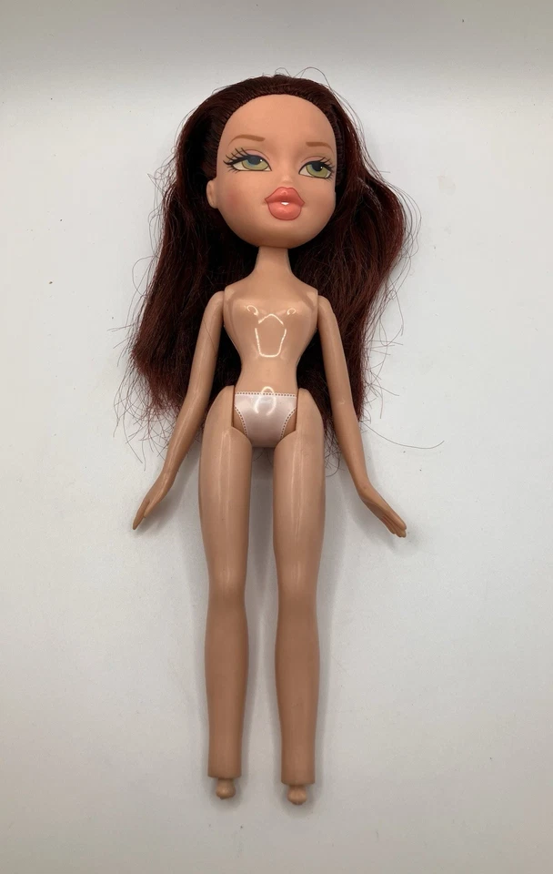 Bratz MGA Phoebe Regreso a la Escuela 2006 Muñeca Sudadera Camisa y Pantalones Cortos Foto 3 de 4