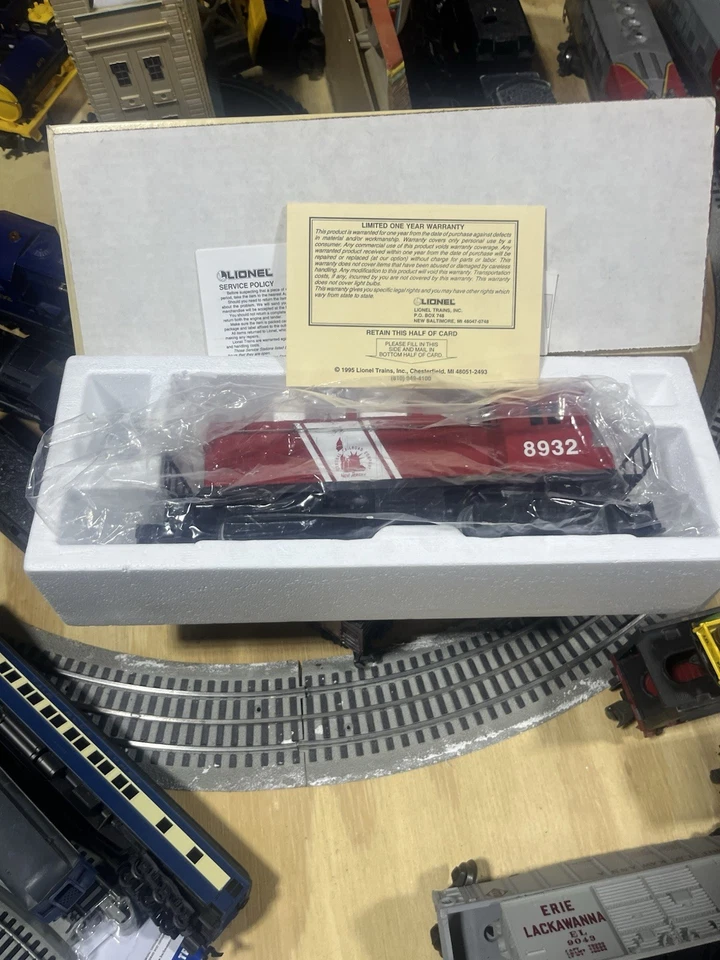 Lionel New Jersey Central Raiload Company NW2 Diesel Switcher #8932 - Image 2 of 4