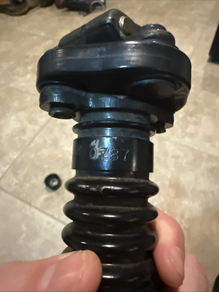 Eje de columna de dirección manual inferior OEM Mercedes Benz 240D W123 Foto 4 de 4