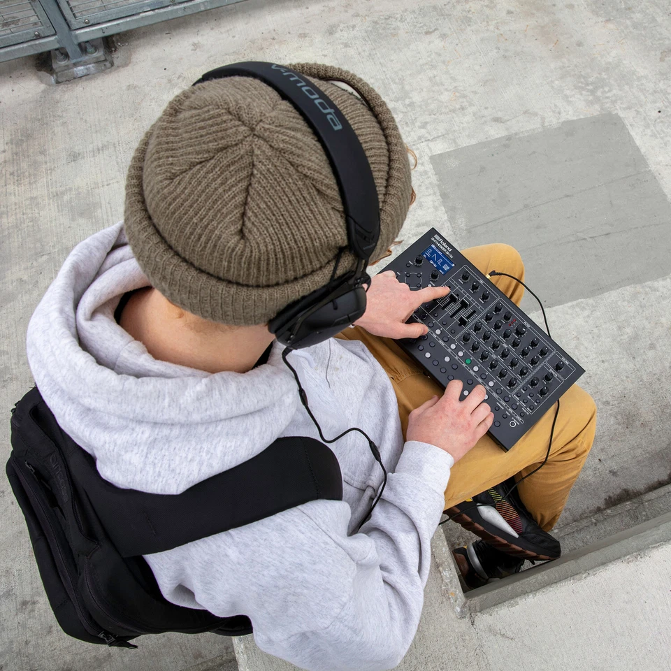 Roland SH-4d Desktop Synthesizer mit Sequenzer und Effekten + Laptop-Ständer - Bild 4 von 4
