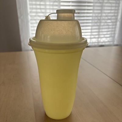 VINTAGE TUPPERWARE Yellow Shaker Cup W/Lid. 16 Oz. Flip Top. Made In USA EUC