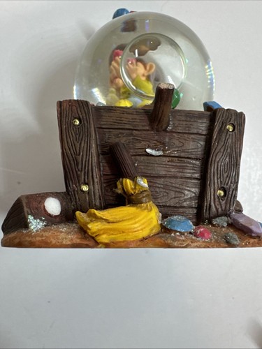 Vintage Disney Snow Globe Dopey carrello miniera con gemme Biancaneve e sette nani 3" - Foto 9 di 10