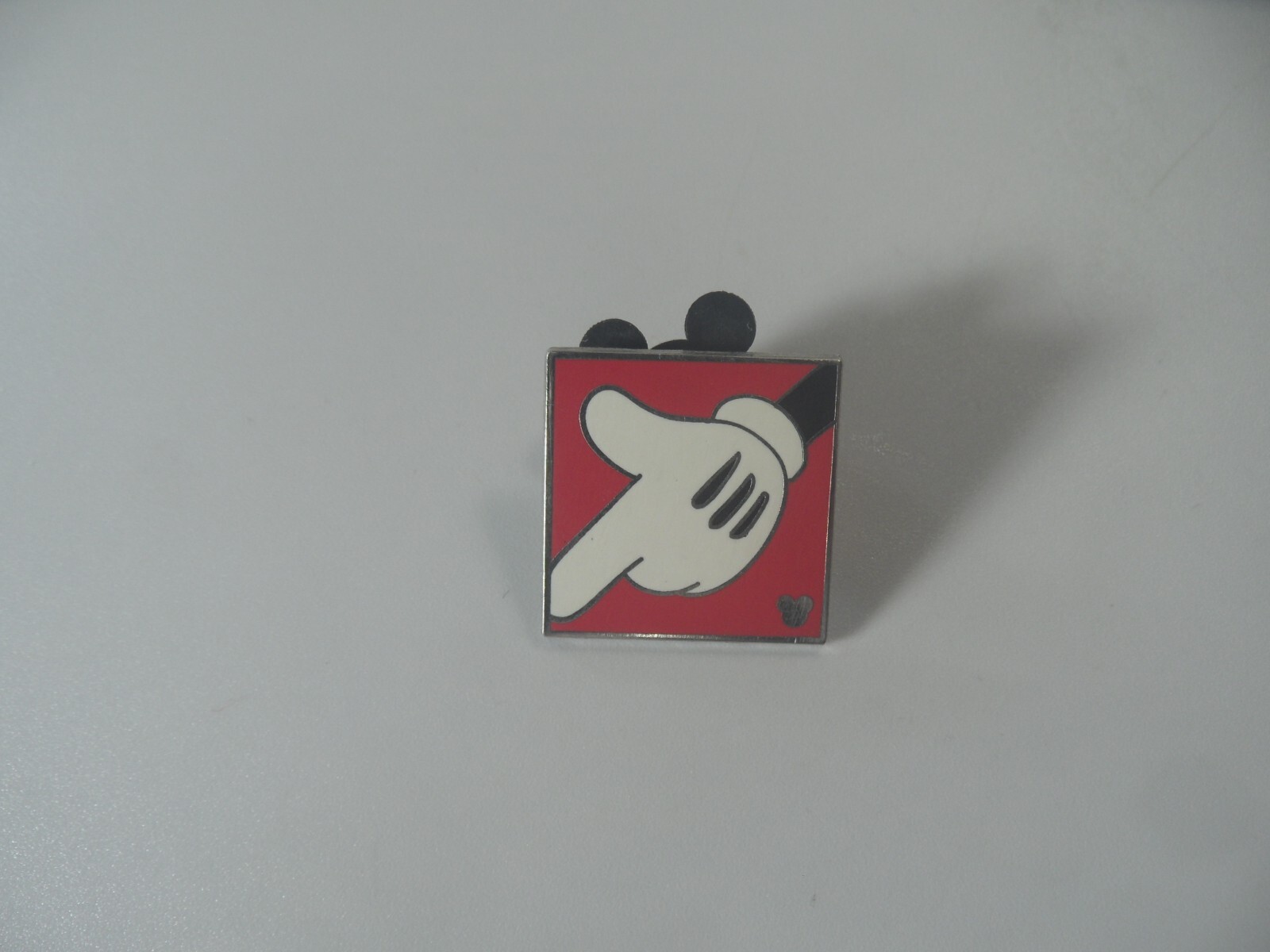 D2-97 Vintage Disney pin 2009 Hidden Mickey 5 of 5  Pointing Finger Glove