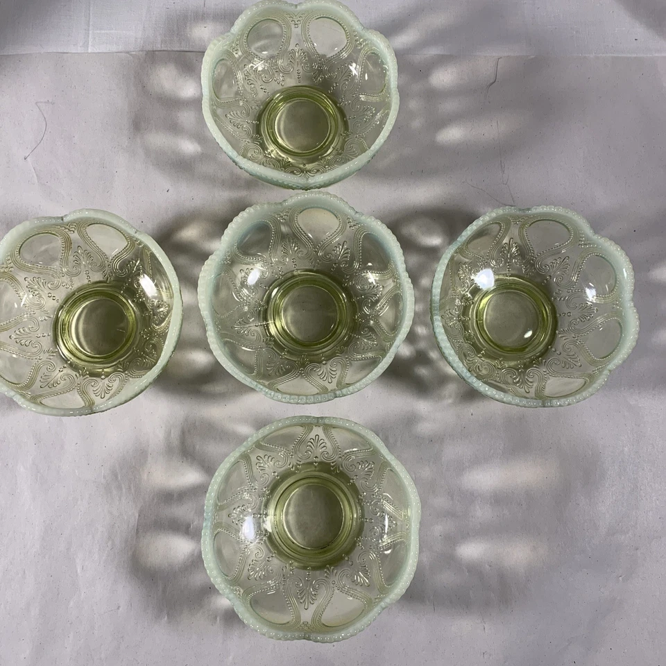 Juego de 5 cuencos vintage de vaselina opalescente y vidrio de uranio con patas en relieve Foto 3 de 4