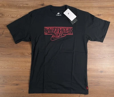 Nike x Stranger Things Swoosh T-Shirt Schwarz Gr. XS,S,M,L,XL NEU IB8056 010 - Bild 1 von 4