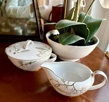 Crema japonesa de porcelana MCM y azucarero con tapa - motivo botánico con borde dorado