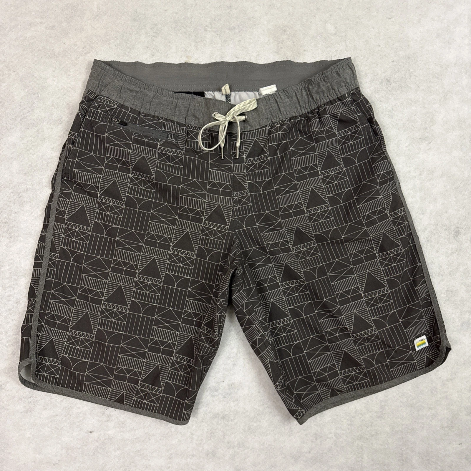 Vuori Banks Shorts Mens Large Gray Geometric 9 Inch Athletic Zip Pocket