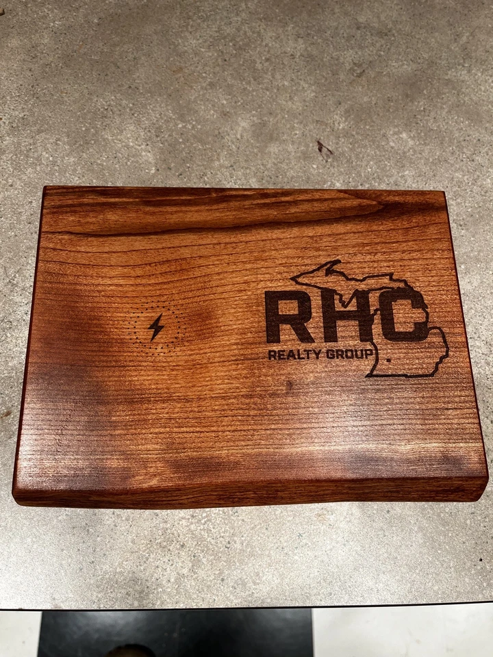 Estación de carga de madera inalámbrica personalizada con borde vivo. iPhone, AirPods Foto 3 de 4