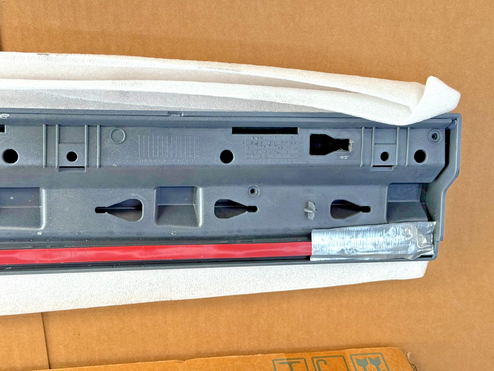 NEW OEM 16-24 MASERATI LEVANTE REAR RH DOOR MOLDING TRIM 670035237 DX OEM