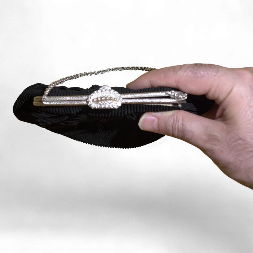 Винтажная плиссированная вечерняя сумка La Marquise черная с серебряной рамкой замок Kiss 40-е б/у в отличном состоянии - Изображение 3 из 4