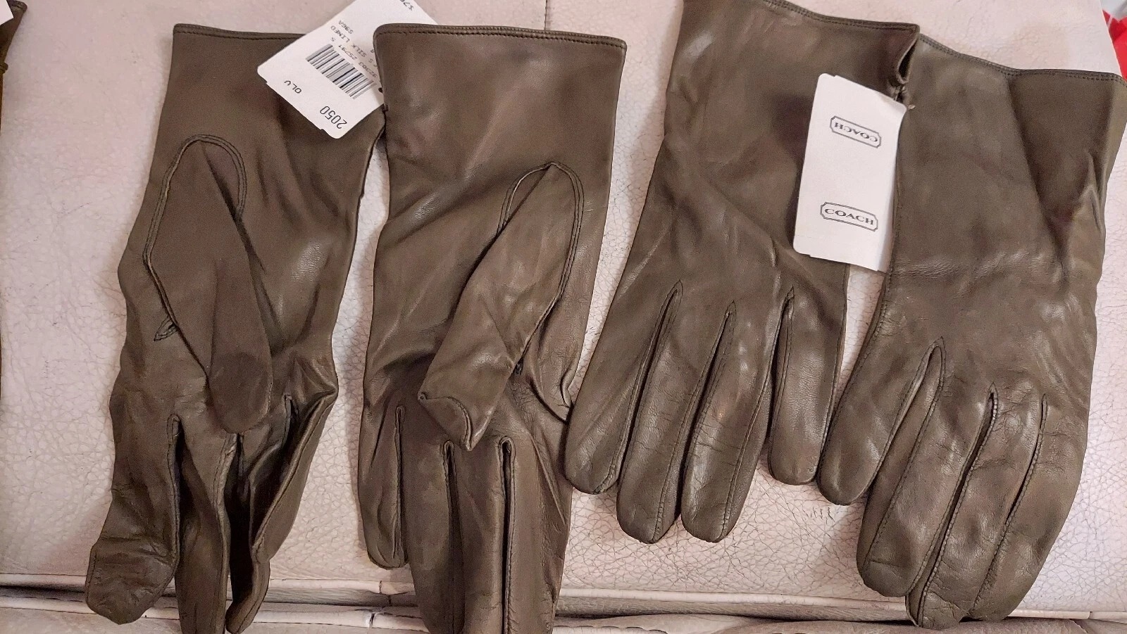 NWT $76 Coach Leather Gloves Women's green Wrist Length, silk lined, Made Italy