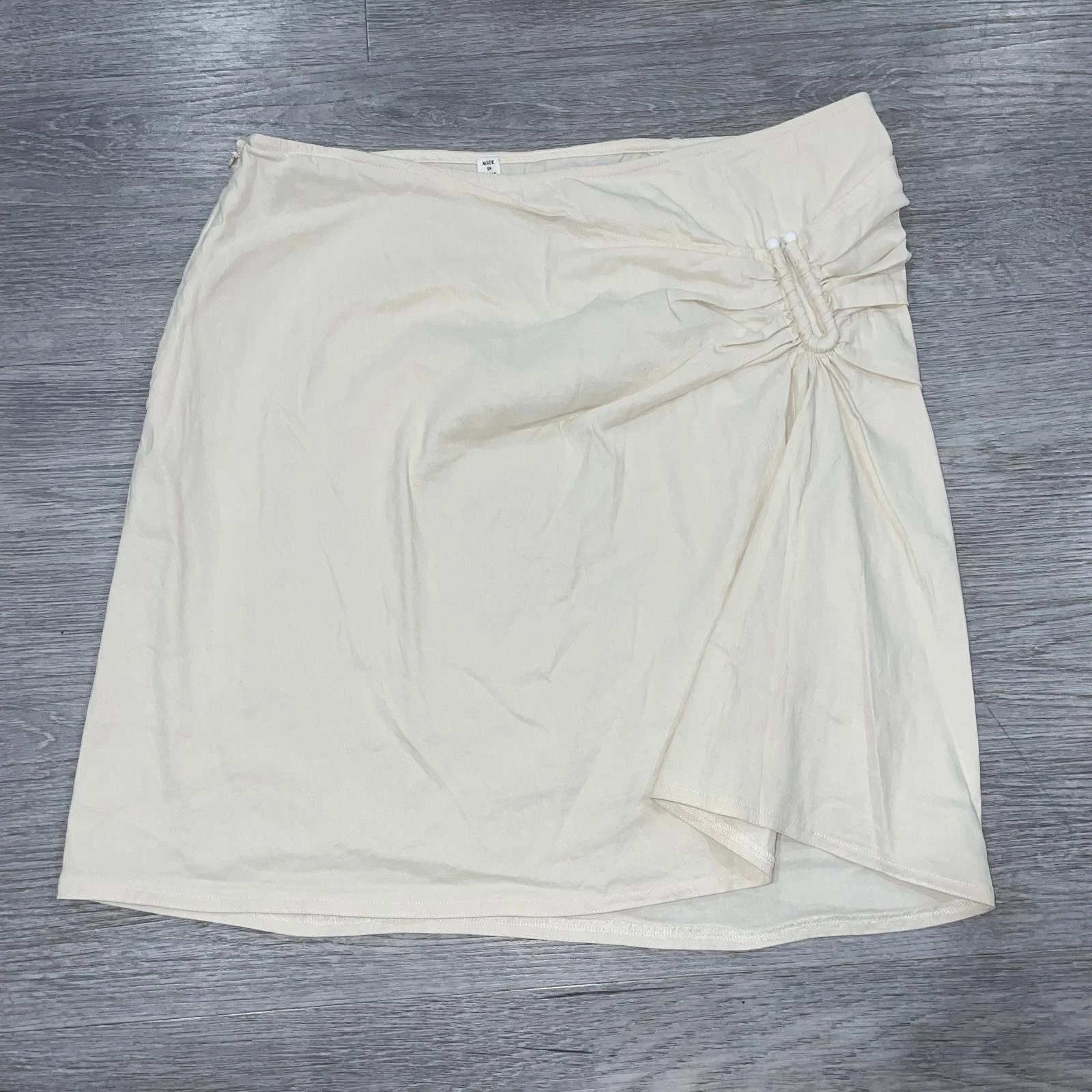 A.L.C. Burke Skirt Short Women’s Size 10 Cream Front Hook Ruched Design