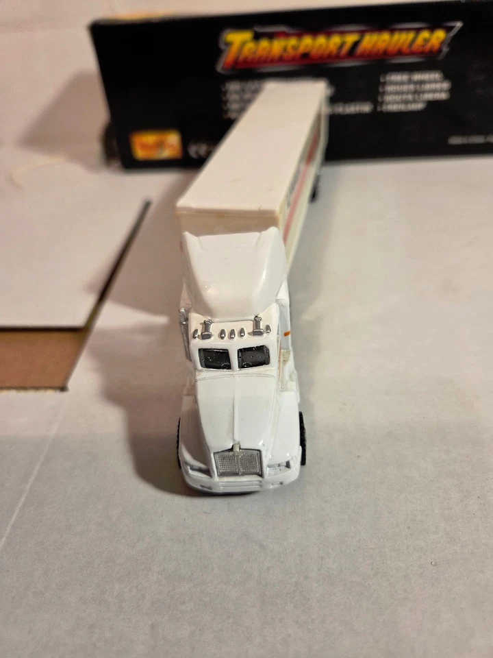 U-Haul Illinois Kenworth 2001 tractor/remolque. Maisto diecast y plástico escala 1/87 Foto 3 de 4