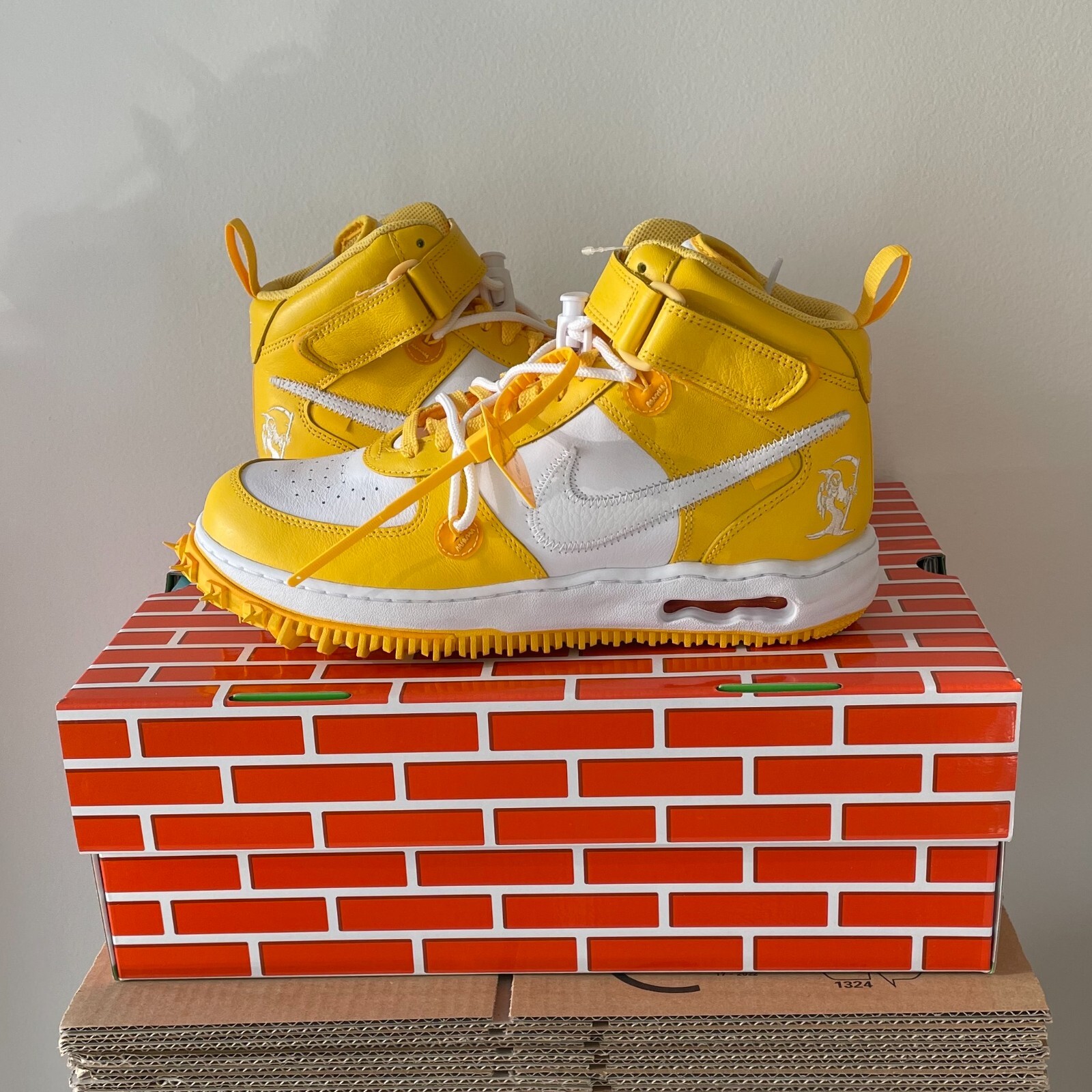 OFF WHITE X NIKE Nike Air Force 1 Mid SP x Off White™ "Varsity Maize". 44.5 (FR) 10.5 (MN US).