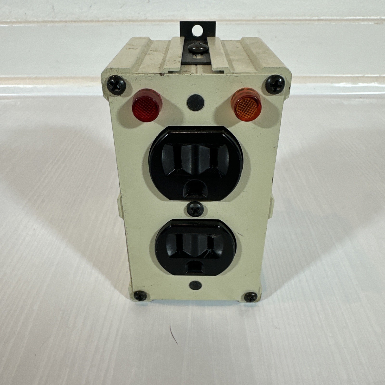 Tripp-Lite Isoblok 2-0 120V Diagnostic Surge Suppressor Noise Filter Outlet
