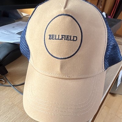 BELLFIELD Trucker Baseballkappe beige/blau, Mesh-Rückeneinsatz, verstellbar