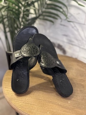 Brighton Black Leather Thong Sandals Slip On Logo Medallion Womens 8 M