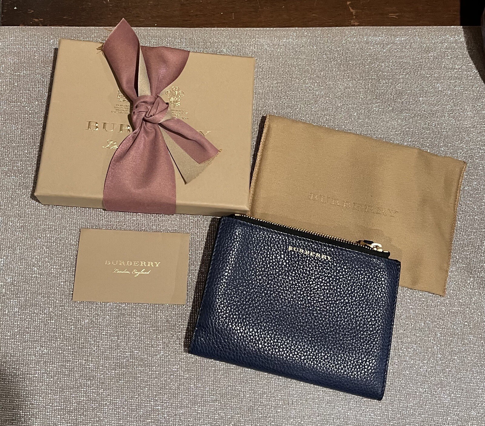 BURBERRY  Passport Holder / Wallet Blue Pebble Leather Unisex-image