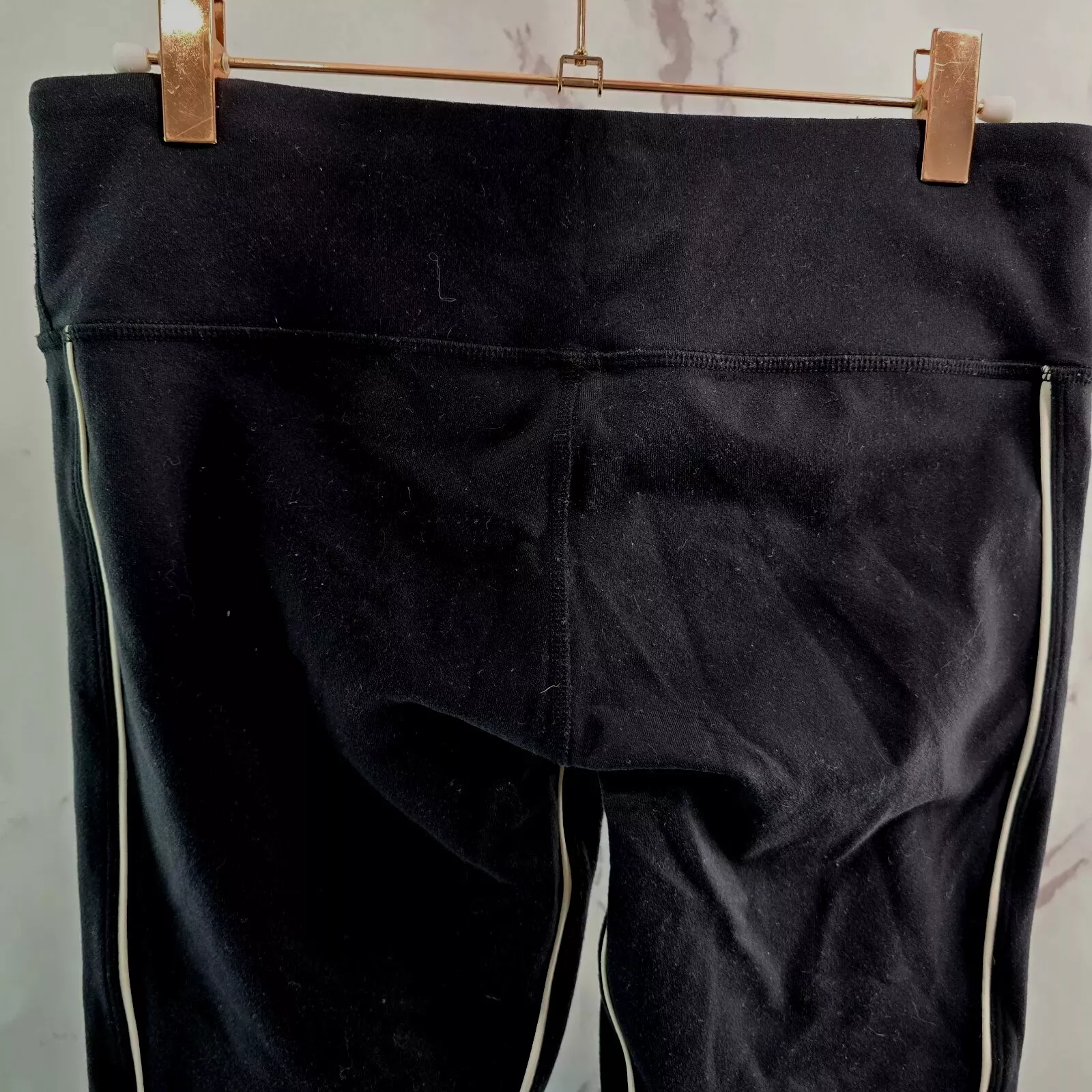 alo-yoga guard mid rise crop white piping stitching leggings