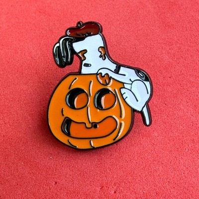 Pin, Badge, Anstecker, Peanuts, Snoopy feiert Halloween schaut in Kürbis