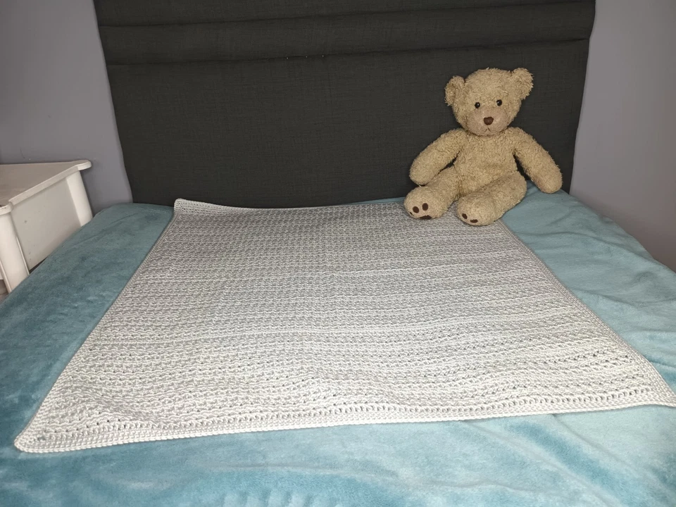 Manta de ganchillo hecha a mano para bebé Foto 3 de 4