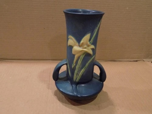 Roseville Pottery 7 1/2" Zephyr Lily Pattern Double Handle Vase # 131-7 1940's