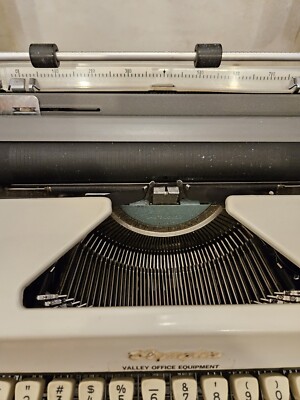 Vintage 60s Olympia SM9 (?) DeLuxe Portable Typewriter With Case
